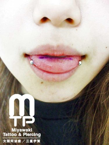 舌先を横に貫通するホリゾンタルピアッシング。三重県伊賀市、大阪市阿波座のMiyawaki Tattoo＆Piercing