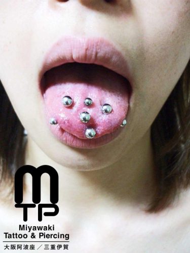 タンリムピアッシングは左右に1つづつ。センタータンピアッシングは3連のマルチプルタンピアッシング。舌を横に貫通するホリゾンタルタンリムピアッシング。三重県伊賀市のMiyawaki Tattoo＆Piercing