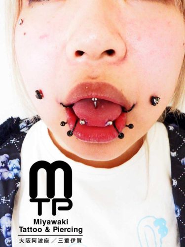 ホリゾンタルピアッシングとセンタータン。三重県伊賀市と大阪市阿波座にあるMiyawaki Tattoo＆Piercing