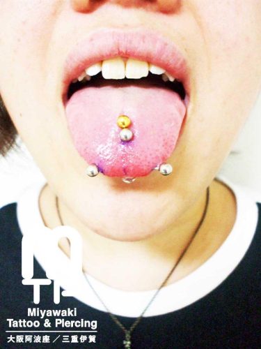 センタータンピアッシング2連とホリゾンタルピアッシング。三重県伊賀市　Miyawaki Tattoo＆Piercing