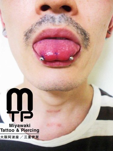 舌を横に貫通するホリゾンタルピアッシング。大阪市阿波座　Miyawaki Tattoo＆Piercing