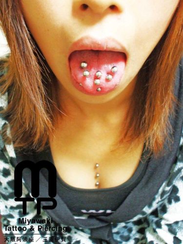 多数のタンリムとセンタータン、ホリゾンタルタンと舌へのマルチプルタンピアッシンッグ。三重県伊賀市のMiyawaki Tattoo＆Piercing