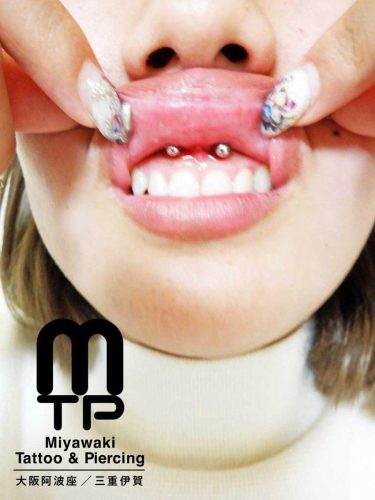 カーブドバーベルを使用したスクランパーピアッシング。大阪市阿波座　Miyawaki Tattoo＆Piercing