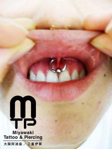 リングジュエリーでのスクランパーピアッシング。大阪市阿波座　Miyawaki Tattoo＆Piercing