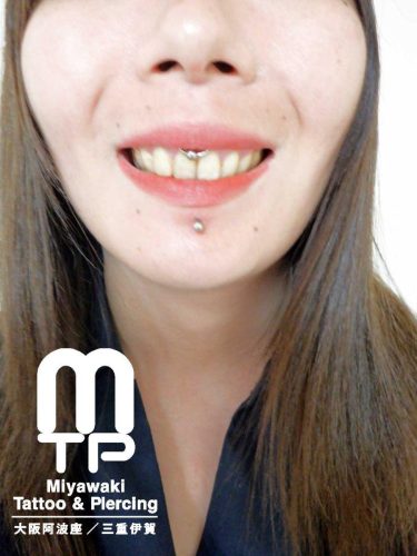 リング状のピアスジュエリーを使用する事でのスクランパーピアッシング。大阪市阿波座　みやわき　タトゥー＆ピアッシンッグ