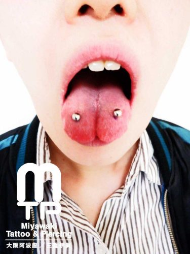 スプリットタンへのタンリムピアッシング。三重県伊賀市のMiyawaki Tattoo＆Piercing