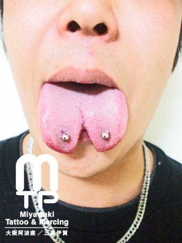 スプリットタンへのピアッシング。大阪市阿波座、三重県伊賀市のMiyawaki Tattoo＆Piercing