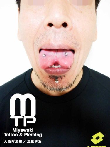 スプリットタンへのピアッシング。大阪市阿波座のMiyawaki Tattoo＆Piercing