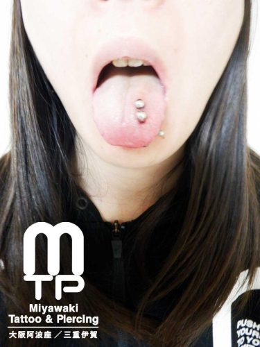 二連のタンリムピアッシング（舌左側）大阪市阿波座のMiyawaki Tattoo＆Piercing