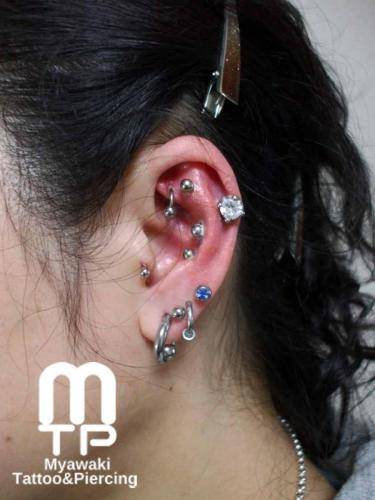 ピアスの部位及び名称：ロック（ルーク）、アウターコンク、ヘリックス、インナーコンク２連、トラガス、イヤーロブ