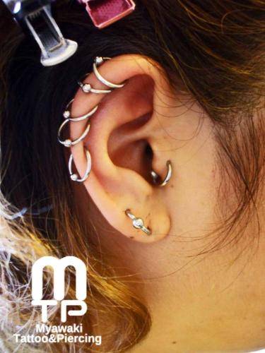 ピアスの部位及び名称：ヘリックス５連、トラガス、イヤーロブ（オービタル）