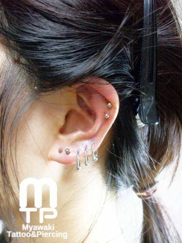 ピアスの部位及び名称：ヘリックス、イヤーロブ
