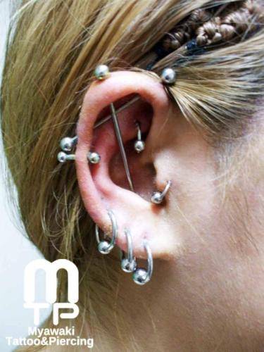 ピアスの部位及び名称：インダストリアル、ヴァーティカルインダストリアル、ロック、トラガス、ヘリックス（アンテナ）、イヤーロブ