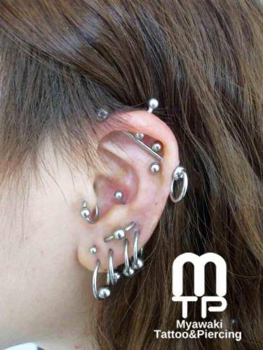 ピアスの部位及び名称：オービタル、インダストリアル、インナーコンク、イヤーロブ、ヘリックス（アンテナ）、ヘリックス