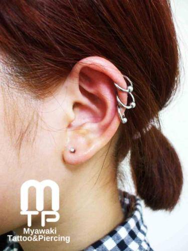 ピアスの部位及び名称：イヤーロブ、ヘリックス３連