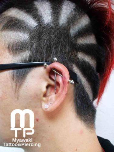 ピアスの部位及び名称：イヤーロブ、インダストリアル、ヴァーティカルインダストリアル、インダストリアルクロス