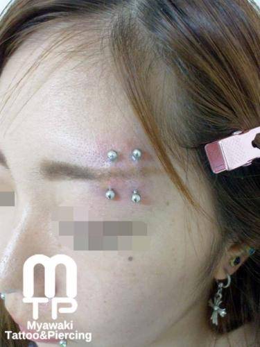 ピアスの部位及び名称：アイブロー2連