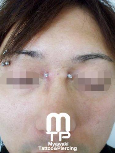 ピアスの部位及び名称：アイブロー2連、ブリッジ