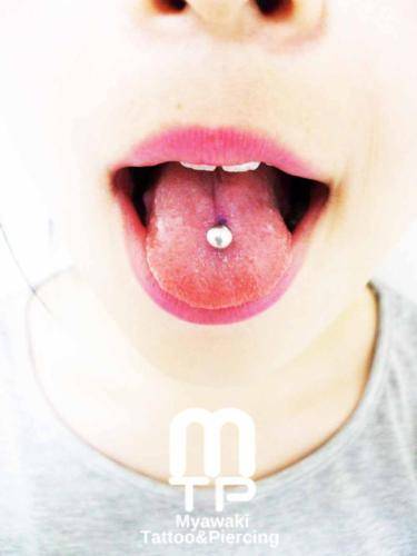 ピアスの部位及び名称：センタータン