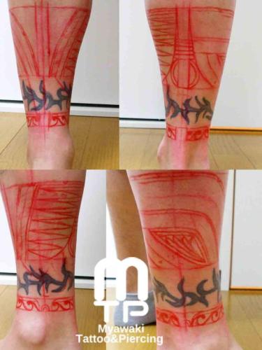 足首一周にあるトライバルデザインをブラックアウトしてポリネシアンデザインのタトゥーの下絵。