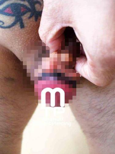 亀頭を赤、カリ下をボカシ。追加でシンプルなデザインでの黒色での有刺鉄線をカリ下一周に。