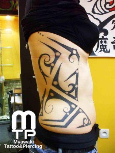 右脇腹全面にオリジナルデザインのトライバル風デザイン