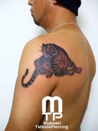 背中にブラック＆グレイで虎３匹