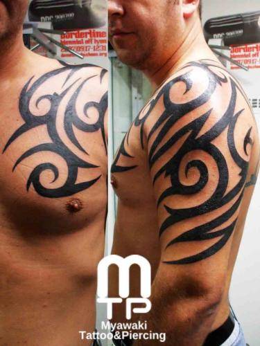 胸から腕にかけてのトライバル