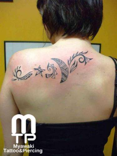 肩甲骨から背中中心を超えて、ヘナ調でのデザインの星と三日月と装飾模様