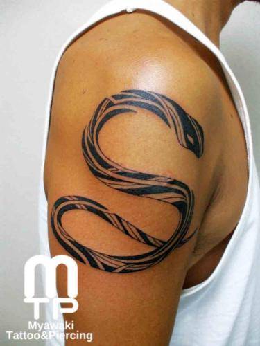 二の腕にオリジナルデザインのモダンな蛇