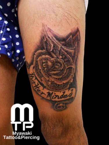 左太もも前面にダラーローズ。