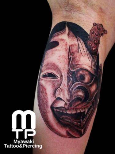 二の腕内側に般若とおかめの２フェイス。