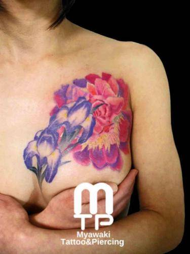 左胸に桔梗と幻想的な色合いでの花。