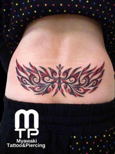 腰に赤色と黒色でトライバル風の抽象的なデザイン。