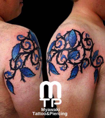 右肩に蔦模様。葉っぱを青系のグラデーションで。