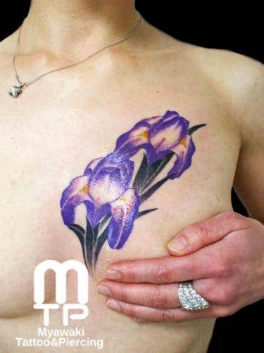 左胸にカラーで桔梗の花２輪。