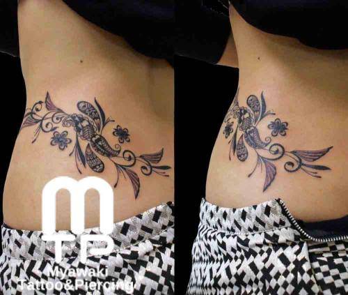 左腰から脇腹にかけて流れる様なヘナ調のデザイン。