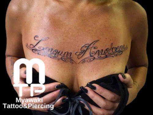 胸にカスタムレタリング。