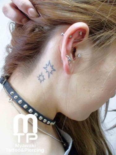 耳後ろに星２つ