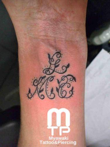 手首にカスタムデザインした３つの英文字