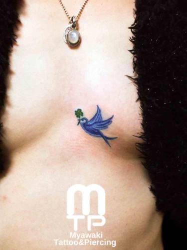 乳房下にクローバーを咥えた青い鳥