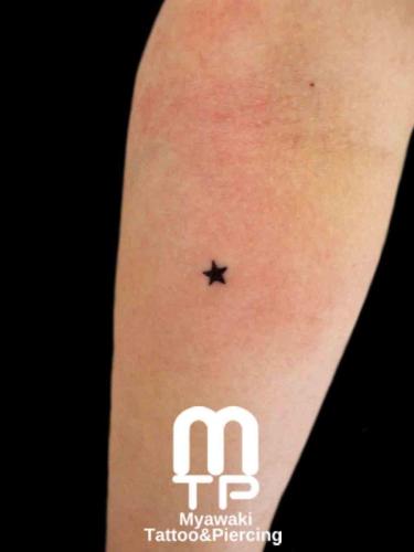 腕の内側に小さい黒い星