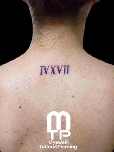 首下、背中中央にローマ数字