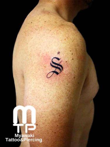 二の腕に英文字