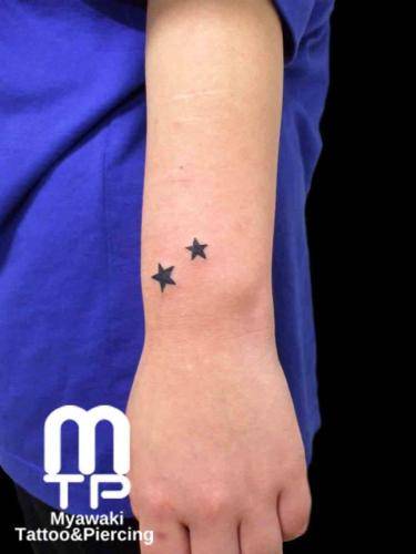 手首上に黒い星２つ