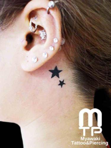 耳後ろに黒い星２つ