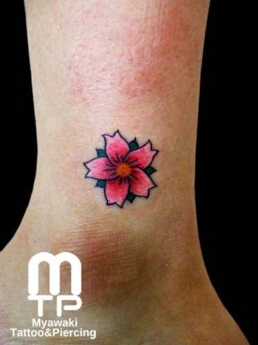 足首にカラーで桜１輪