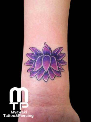 手首内側に紫色の蓮の花
