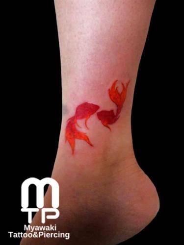 足首に赤い金魚２匹