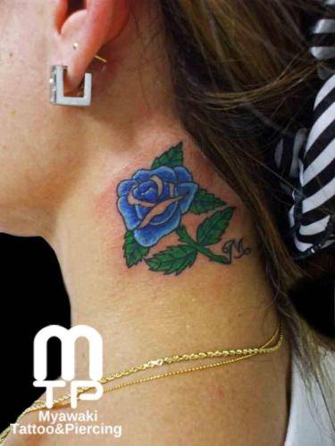 耳後ろに青い薔薇